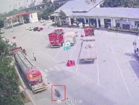 视频疯传：轮胎高速路上狂奔后滚进服务区撞人，官方：已致1人身亡