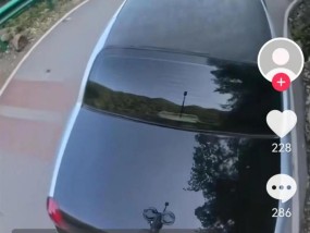 9米长的加长大林肯轿车堵瘫皖南川藏线，交警：应是钻了空子上山