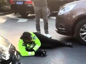 “兔子警官”李语蔚被车撞倒？本人回应