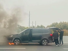 沪昆高速一车辆突然起火、陷入火海！视频拍下惊险瞬间
