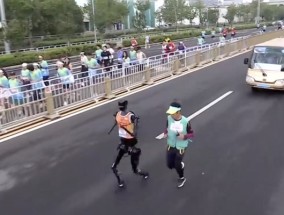 首个人形机器人半马完赛，天工Ultra冲线夺冠