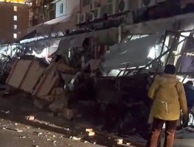 事发上海！一排沿街店面营业时招牌突然整体塌落，现场一片狼藉