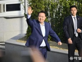 52岁金建希久违现身，“娃娃脸”闪光，和丈夫坐车中带猫狗回私宅